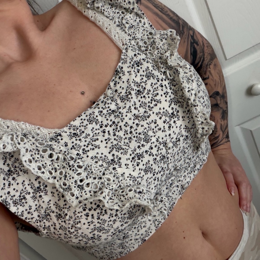 American Eagle Outfitters Black and White Floral Crop Top